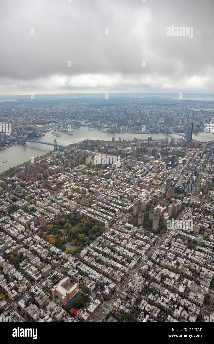 Vue aérienne de l'hélicoptère et le pont de Williamsburg East Village, New York City, USA Banque D'Images