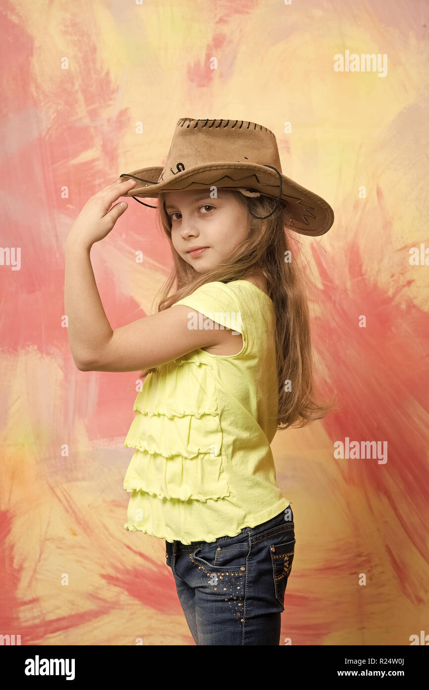 Bebe Fille Ou Garcon En Ete T Shirt Et Chapeau De Cowboy Sur Fond Colore La Mode Vintage Photo Stock Alamy