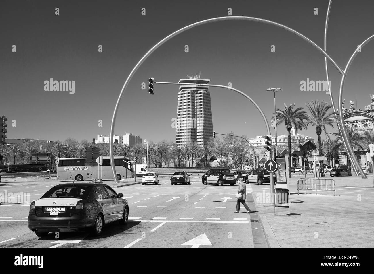 Barcelone, Espagne - 30 mars 2016 : ville de concordance et de carrefour avec feux de circulation. Intersection. Voirie urbaine. Les bâtiments de la ville sur le ciel bleu. Transport en embouteillage. Voyager et voyager. Banque D'Images