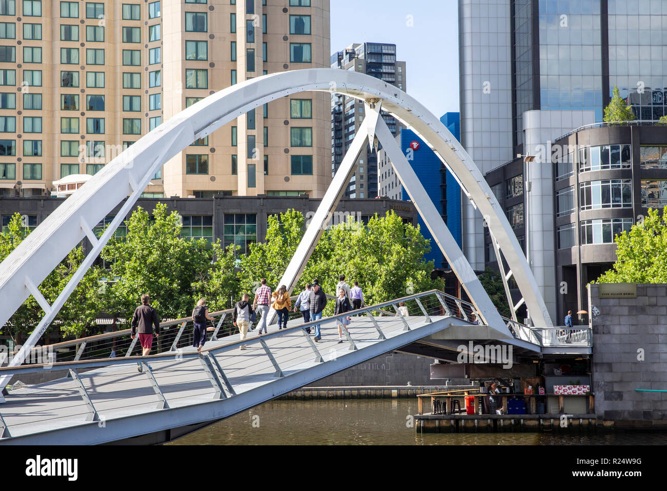 Evan Walker passerelle pour piétons de l'autre côté de la rivière Yarra de Melbourne Central Business District, Victoria, Australie Banque D'Images