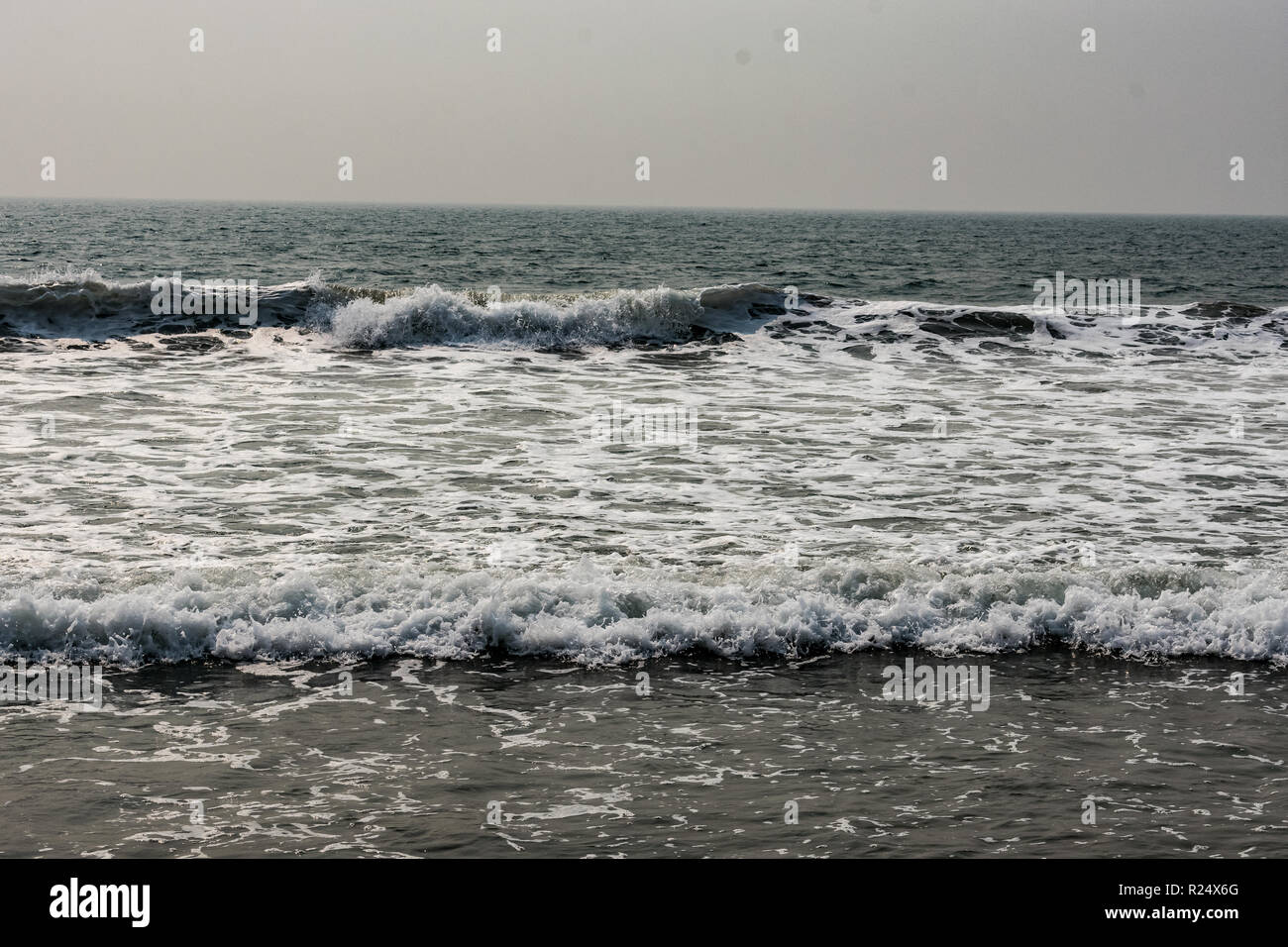 La vague d'eau de mer a l'air d'une belle vue de près par temps ensoleillé. Banque D'Images