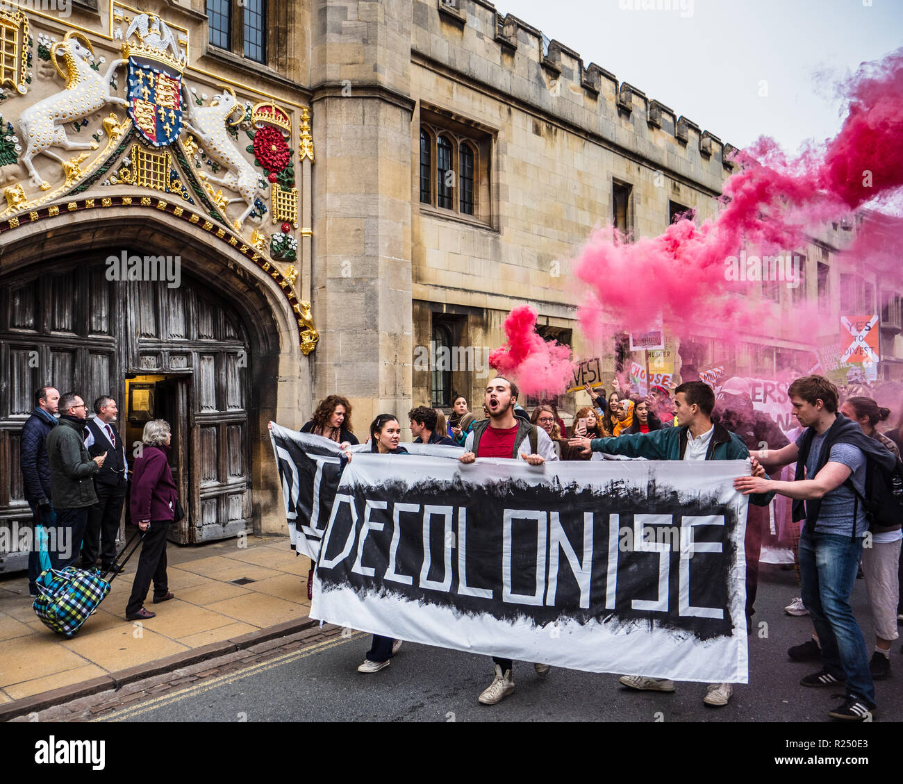 Cambridge, UK. 16 Nov 2018. Les étudiants de l'Université de Cambridge en mars centre de Cambridge le Ven 16 Nov 2018 exigeant l'Université céder ses investissements à l'éthique des armes et des connexions des combustibles fossiles Banque D'Images