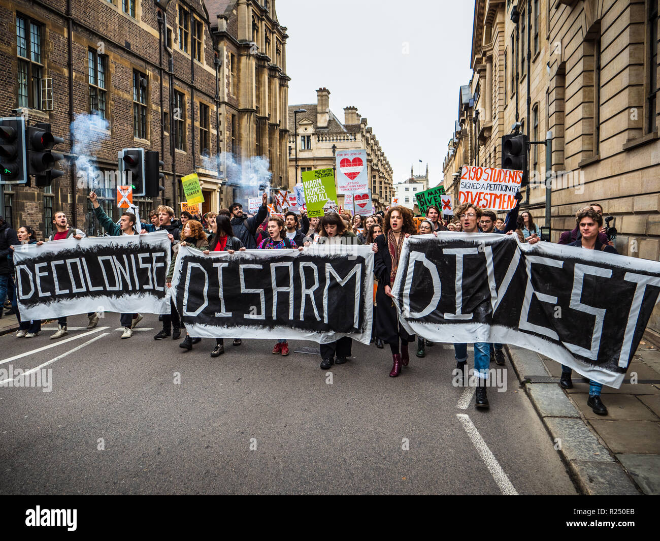 Cambridge, UK. 16 Nov 2018. Les étudiants de l'Université de Cambridge en mars centre de Cambridge le Ven 16 Nov 2018 exigeant l'Université céder ses investissements à l'éthique des armes et des connexions des combustibles fossiles Banque D'Images