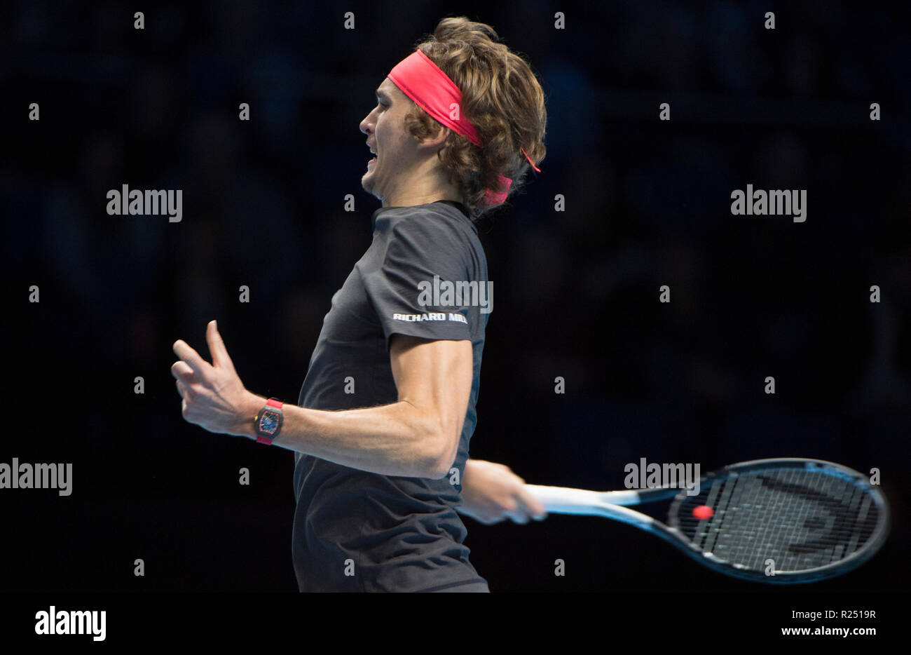 O2, Londres, Royaume-Uni. 16 novembre, 2018. Sixième Journée des tournois à l'O2 Arena de Londres, Alexander Zverev (GER) 7-6 (7-5) 6-3 victoire sur John Isner (USA). Zverev jouera Federer en demi-finale. Credit : Malcolm Park/Alamy Live News. Banque D'Images