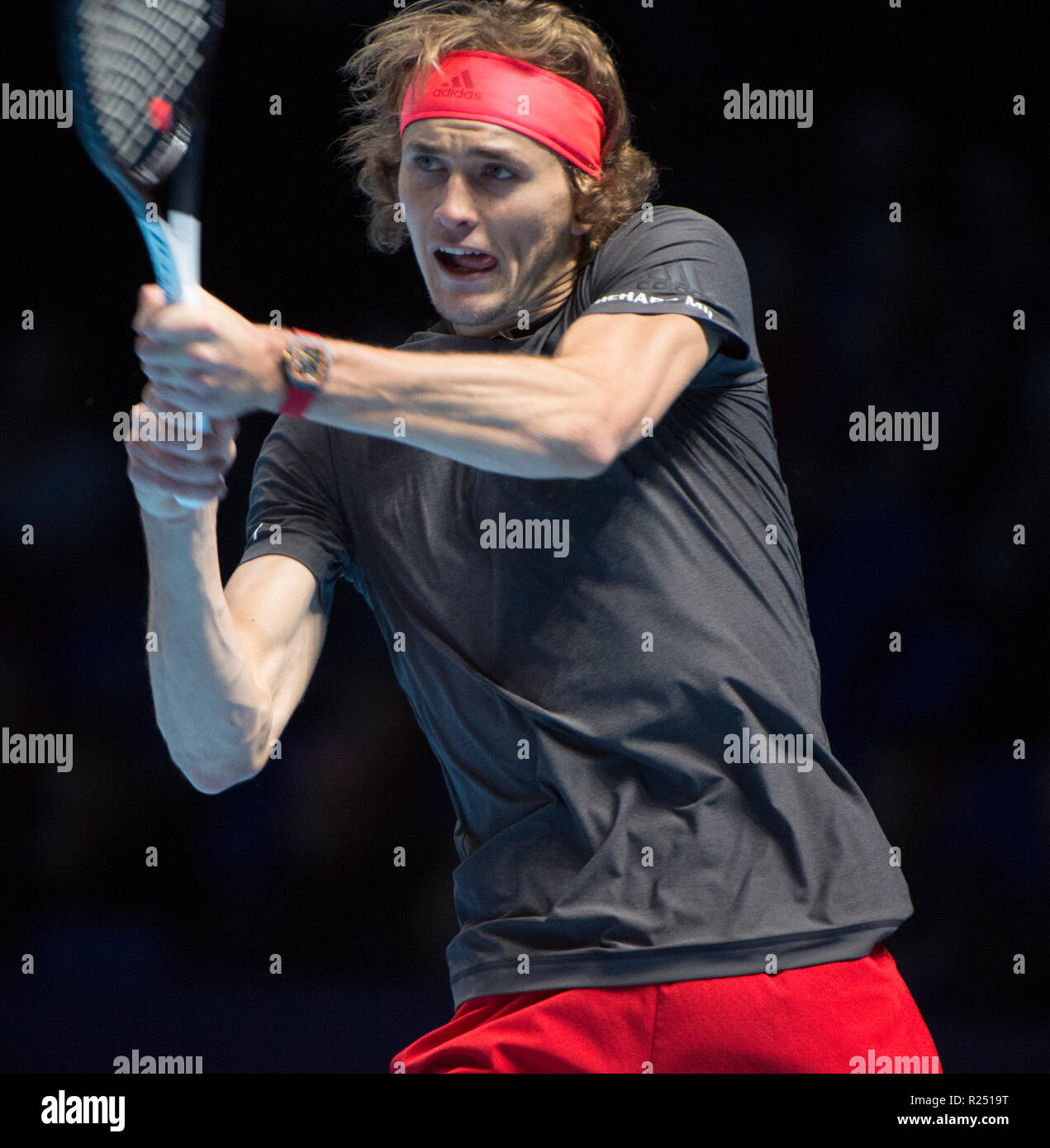O2, Londres, Royaume-Uni. 16 novembre, 2018. Sixième Journée des tournois à l'O2 Arena de Londres, Alexander Zverev (GER) 7-6 (7-5) 6-3 victoire sur John Isner (USA). Zverev jouera Federer en demi-finale. Credit : Malcolm Park/Alamy Live News. Banque D'Images