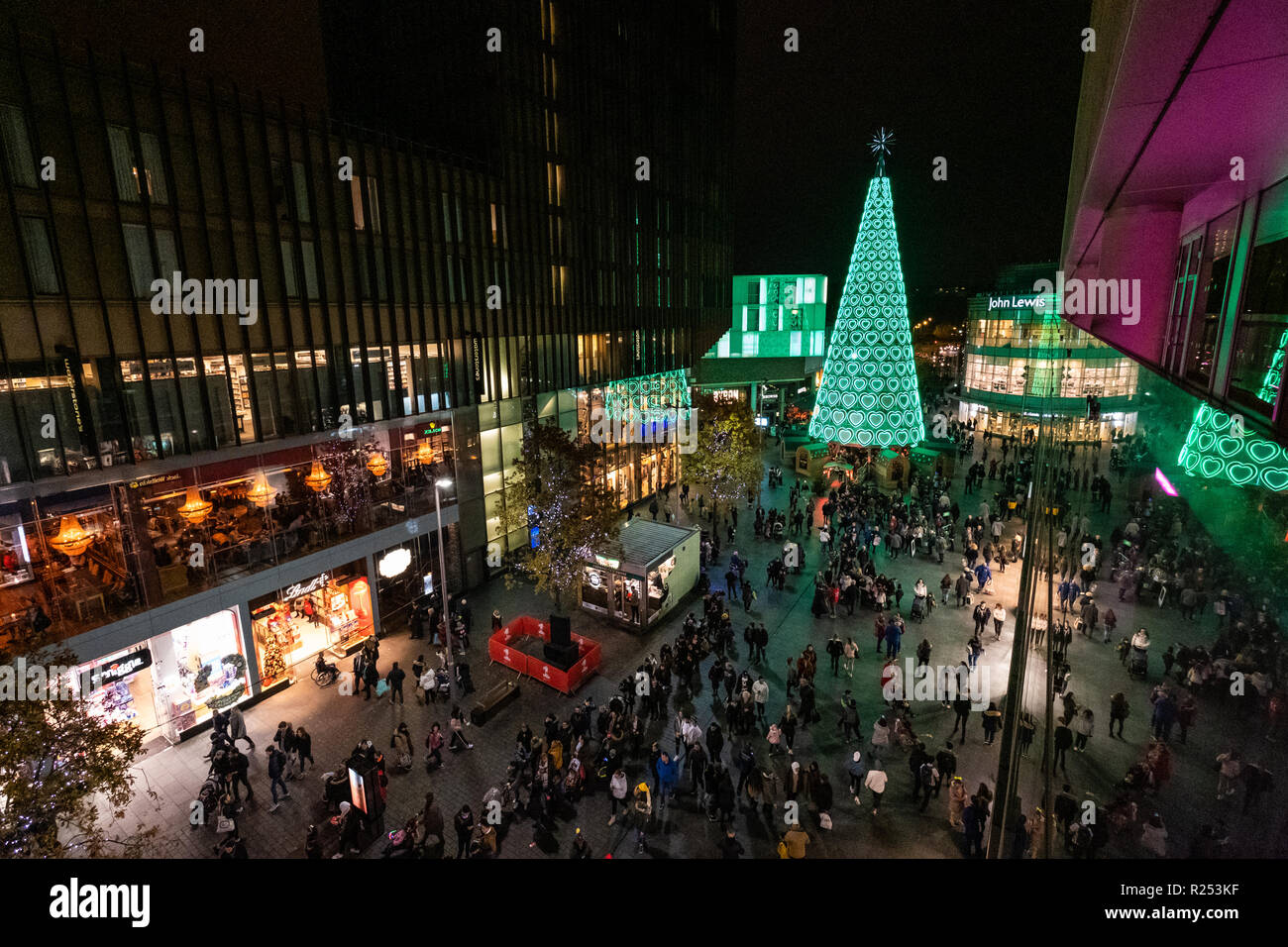 Liverpool, Royaume-Uni. 16 Nov 2018. Le Liverpool un de 30 m de haut sapin de Noël. Cette année l'arbre de Noël a été allumé en vert pour marquer le partenariat de Liverpool One avec la Société Nationale pour la prévention de la cruauté envers les enfants (NSPCC). Crédit : Christopher Middleton/Alamy Live News Banque D'Images