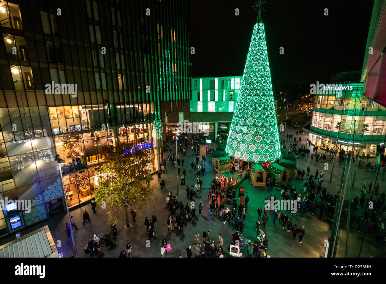 Liverpool, Royaume-Uni. 16 Nov 2018. Le Liverpool un de 30 m de haut sapin de Noël. Cette année l'arbre de Noël a été allumé en vert pour marquer le partenariat de Liverpool One avec la Société Nationale pour la prévention de la cruauté envers les enfants (NSPCC). Crédit : Christopher Middleton/Alamy Live News Banque D'Images
