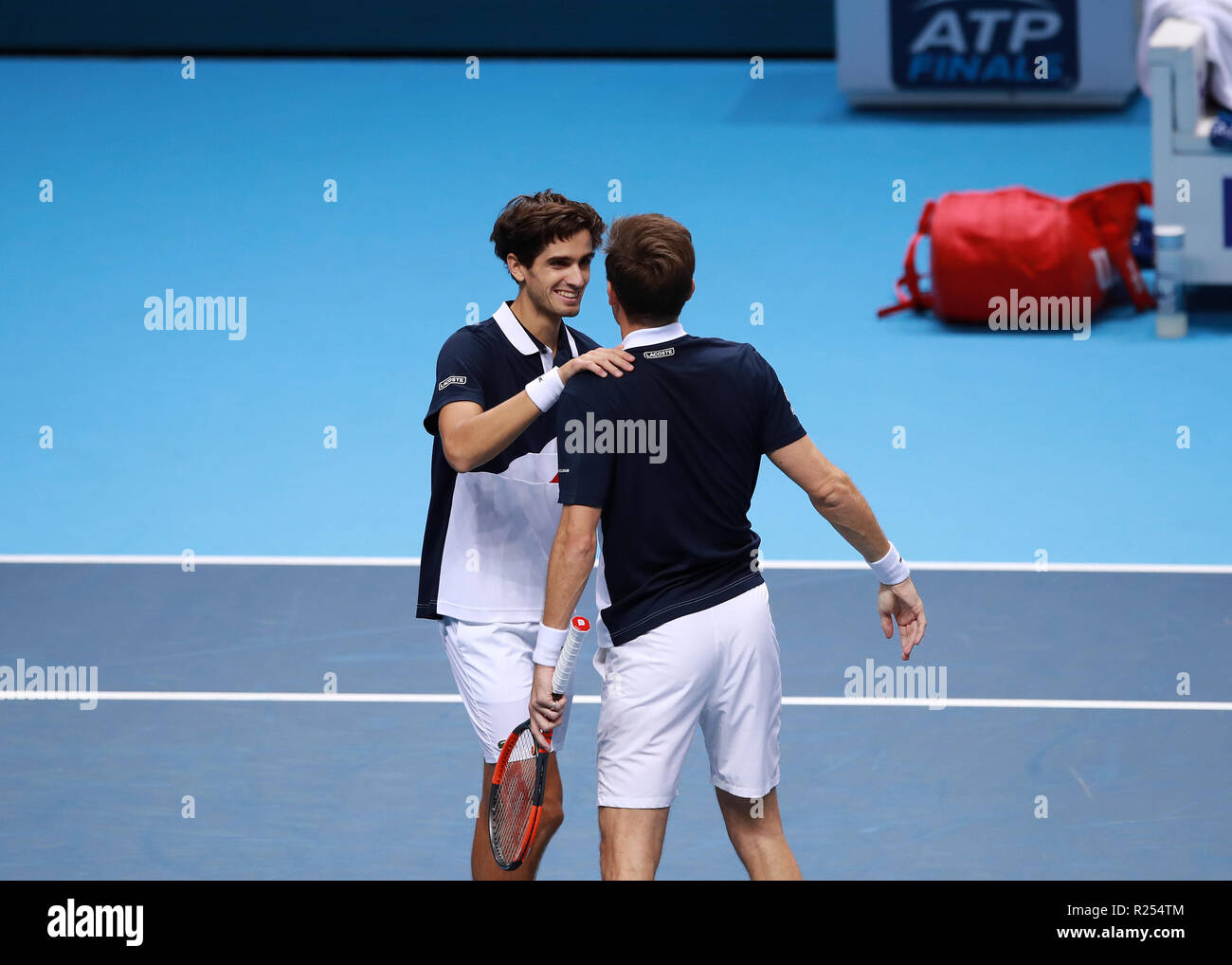 O2 Arena, London, UK. 16 novembre 2018, O2 Arena, London, England ; Nitto ATP Tennis finale ; Pierre-Hugues Herbert (FRA) célèbre avec sa partenaire de double Nicolas Mahut (FRA) après avoir battu Mike Bryan (USA) et Jack Sock (USA) : Action de Crédit Plus Sport Images/Alamy Live News Banque D'Images