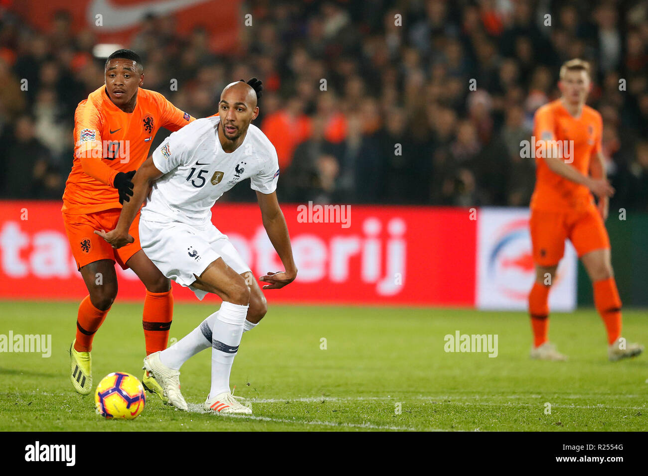 Rotterdam, aux Pays-Bas. 15 novembre 2018. ROTTERDAM, le stade De Kuip,  16-11-20-18, football, saison 2018 / 2019, Pays-Bas dvd Steven Bergwijn ,  Steven Nzonzi pendant le match de Ligue des Nations Unies