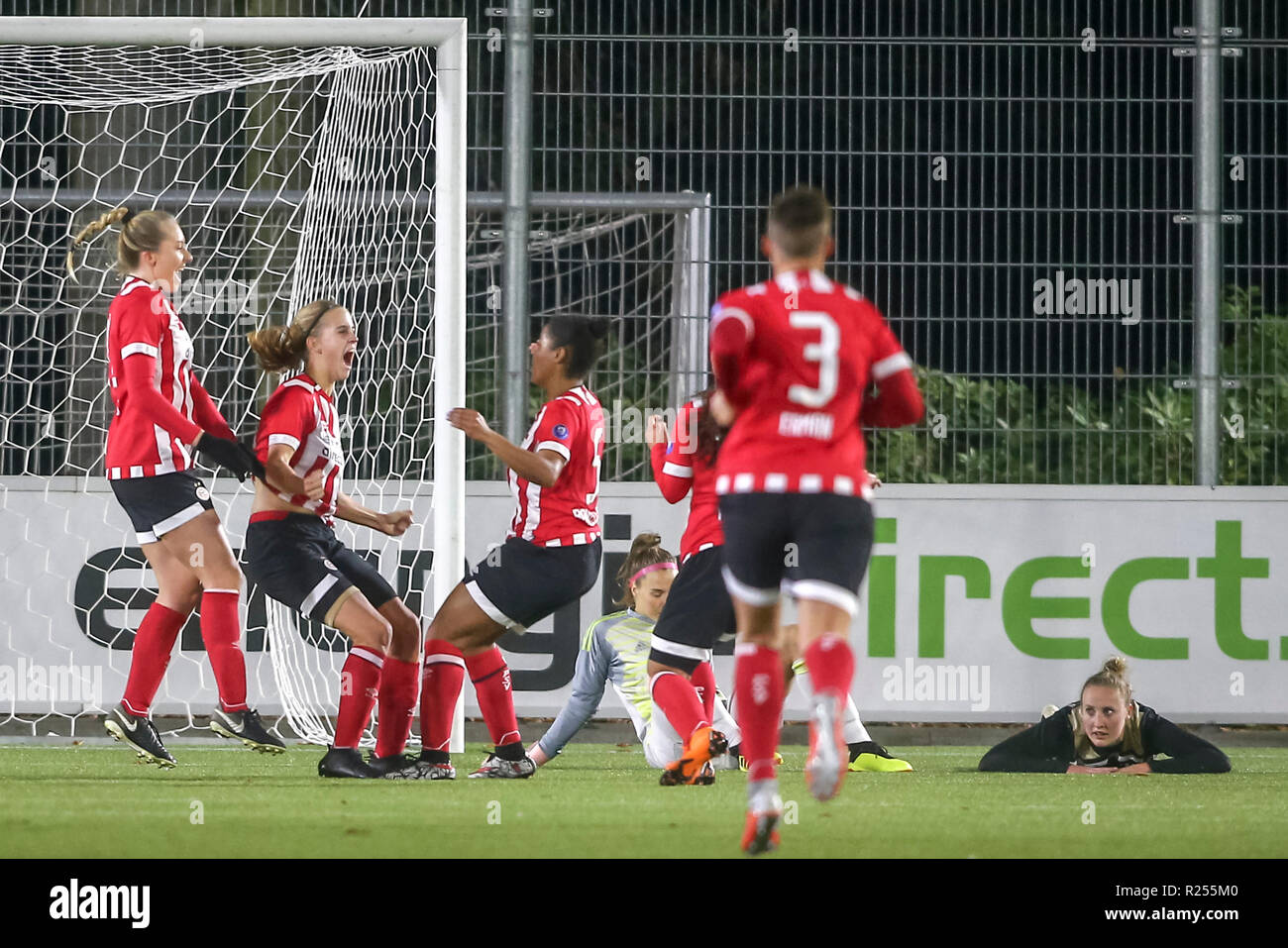 EINDHOVEN, 16-11-2018 ,De Herdgang , PSV player Katja Snoeijs célébrer son but pendant le match PSV - Ajax (femmes) Banque D'Images