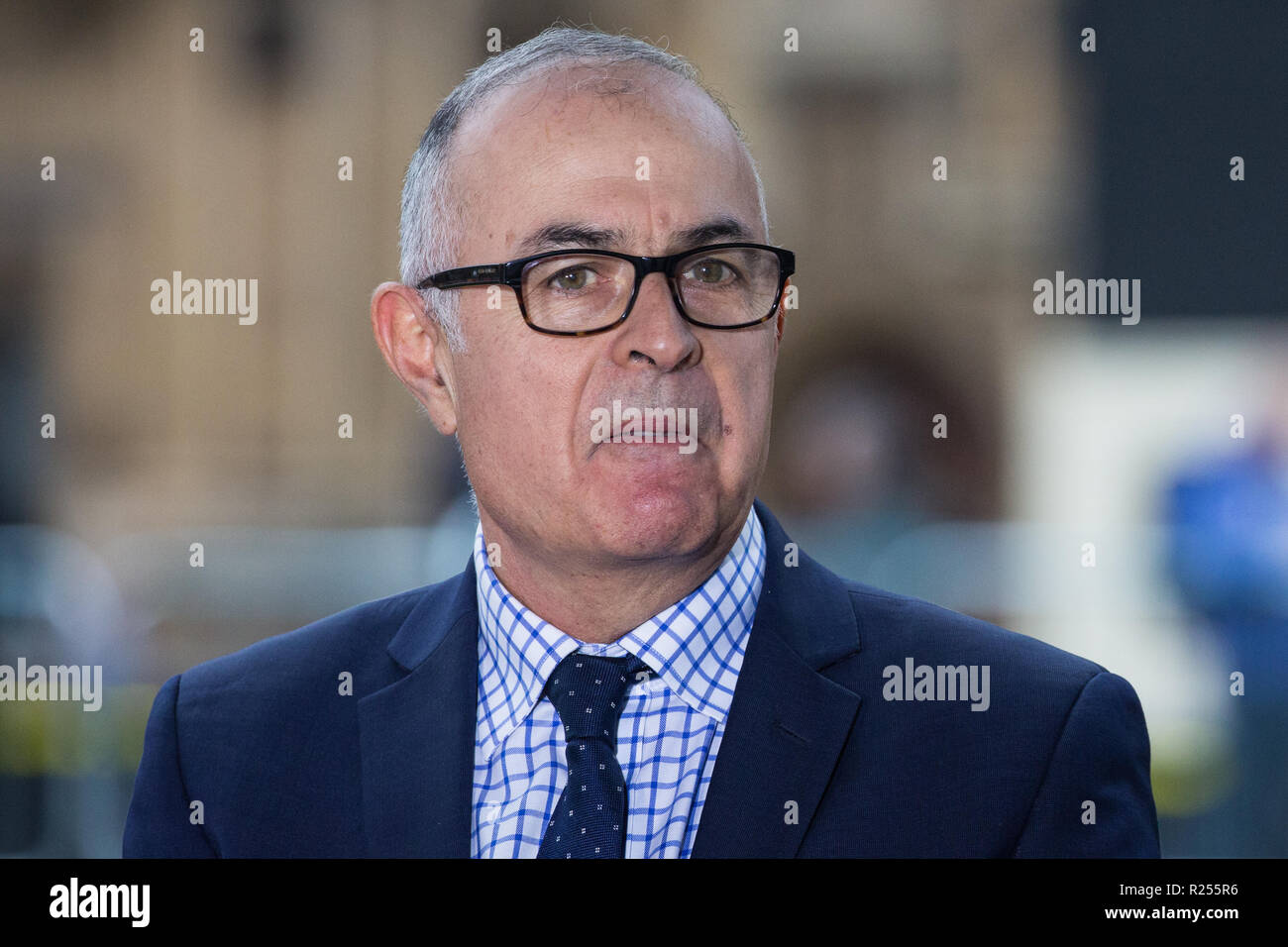 Londres, Royaume-Uni. Le 16 novembre, 2018. Rob Watson, BBC World Service correspondant politique britannique, est interviewé sur College Green à Westminster que l'incertitude continue autour de la survie du premier ministre Theresa May's Gouvernement et le nombre de lettres de censure présentées à la Commission 1922. Credit : Mark Kerrison/Alamy Live News Banque D'Images