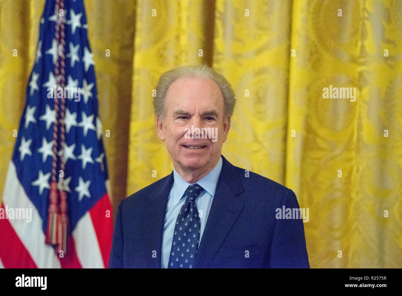 Washington, DC, 16 Novembre 2018 : Le président Donald J. Trump remet la Médaille de la liberté, la plus haute distinction civile présenté par la Maison blanche au cours d'une cérémonie à l'Est Prix de la Maison Blanche à Roger Staubach.Patsy Lynch/Alamy Banque D'Images