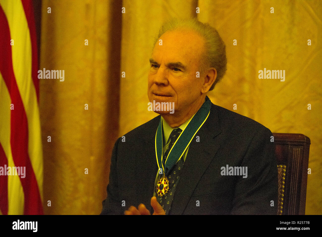 Washington, DC, 16 Novembre 2018 : Le président Donald J. Trump remet la Médaille de la liberté, la plus haute distinction civile présenté par la Maison blanche au cours d'une cérémonie à l'Est Prix de la Maison Blanche à Roger Staubach.Patsy Lynch/Alamy Banque D'Images