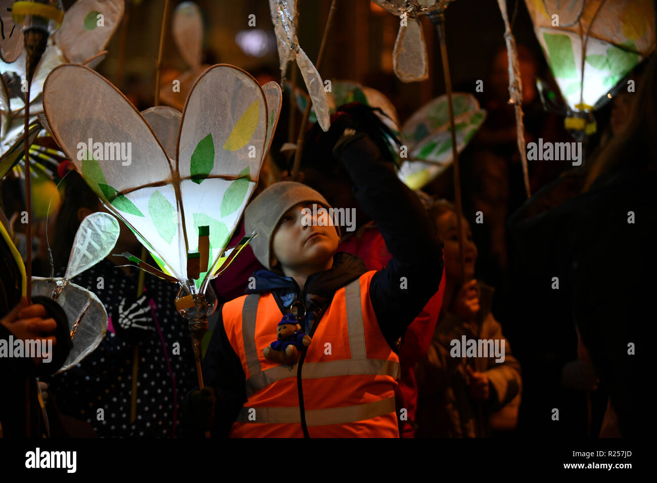 Oxford, UK. 16 Nov, 2018. Le Festival des lumières de Noël d'Oxford a lancé avec une lanterne Parade. Les enfants des écoles primaires locales participantes fait lanternes et ont défilé dans les rues du marché du centre-ville d'Oxford. Le thème de cette année est 'Oxford' non découvert avec divers bâtiments ouverts au public une affiche illustrant la lumière de leur histoire. Sidney Bruere/Alamy Live News Banque D'Images