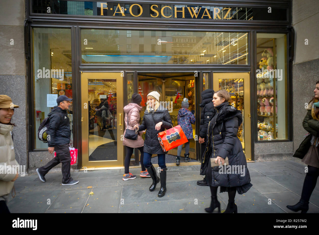 New York, USA. 16 novembre 2018. En dehors de l'emporium shopping jouet FAO  Schwarz, vu sur la grande ouverture, vendredi 16 novembre, 2018. Trois ans  après avoir fermé ses portes sur la
