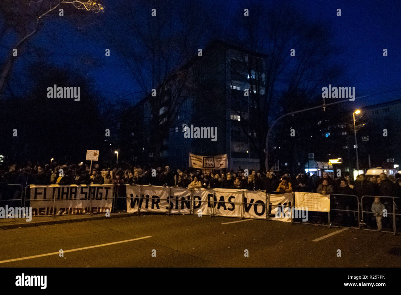 (181116) -- Chemnitz (Allemagne), le 16 novembre 2018 (Xinhua) -- les manifestants d'assister à une démonstration à Chemnitz, Allemagne de l'Est, le 16 novembre, 2018. La chancelière allemande Angela Merkel vendredi a précisé sa politique des réfugiés au cours de sa visite à l'est de la ville de Chemnitz, un lieu considéré comme le centre de plusieurs manifestations xénophobes graves il y a des mois. Bien que Merkel était occupé à désamorcer des doutes, des centaines de manifestants se sont rassemblés et ont défilé à Chemnitz avec certains criant des slogans tels que "erkel doit aller." (Xinhua) Banque D'Images