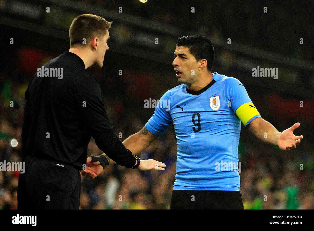 Luis Suarez (R) de l'Uruguay se plaint à l'arbitre assistant après le Brésil de Neymar marque son premier but de l'équipe. Match amical international de football, le Brésil v l'Uruguay à l'Emirates Stadium à Londres le vendredi 16 novembre 2018. Veuillez noter les images sont pour un usage éditorial uniquement. pic par Steffan Bowen/Andrew Orchard la photographie de sport/Alamy live news Banque D'Images