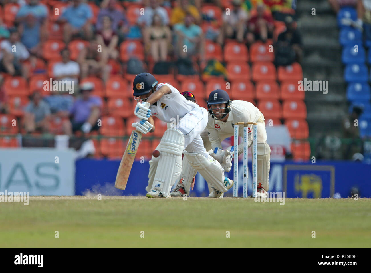 Kandy, Sri Lanka. 17 novembre 2018, Stade de Cricket International Pallekele, Kandy, Sri Lanka ; International Test Cricket, le deuxième test, jour 4, Sri Lanka contre l'Angleterre ; bords Roshen Silva la balle et dévie de la pad pour Joe Root au Crédit : Patinage Plus Sport Action Images/Alamy Live News Banque D'Images