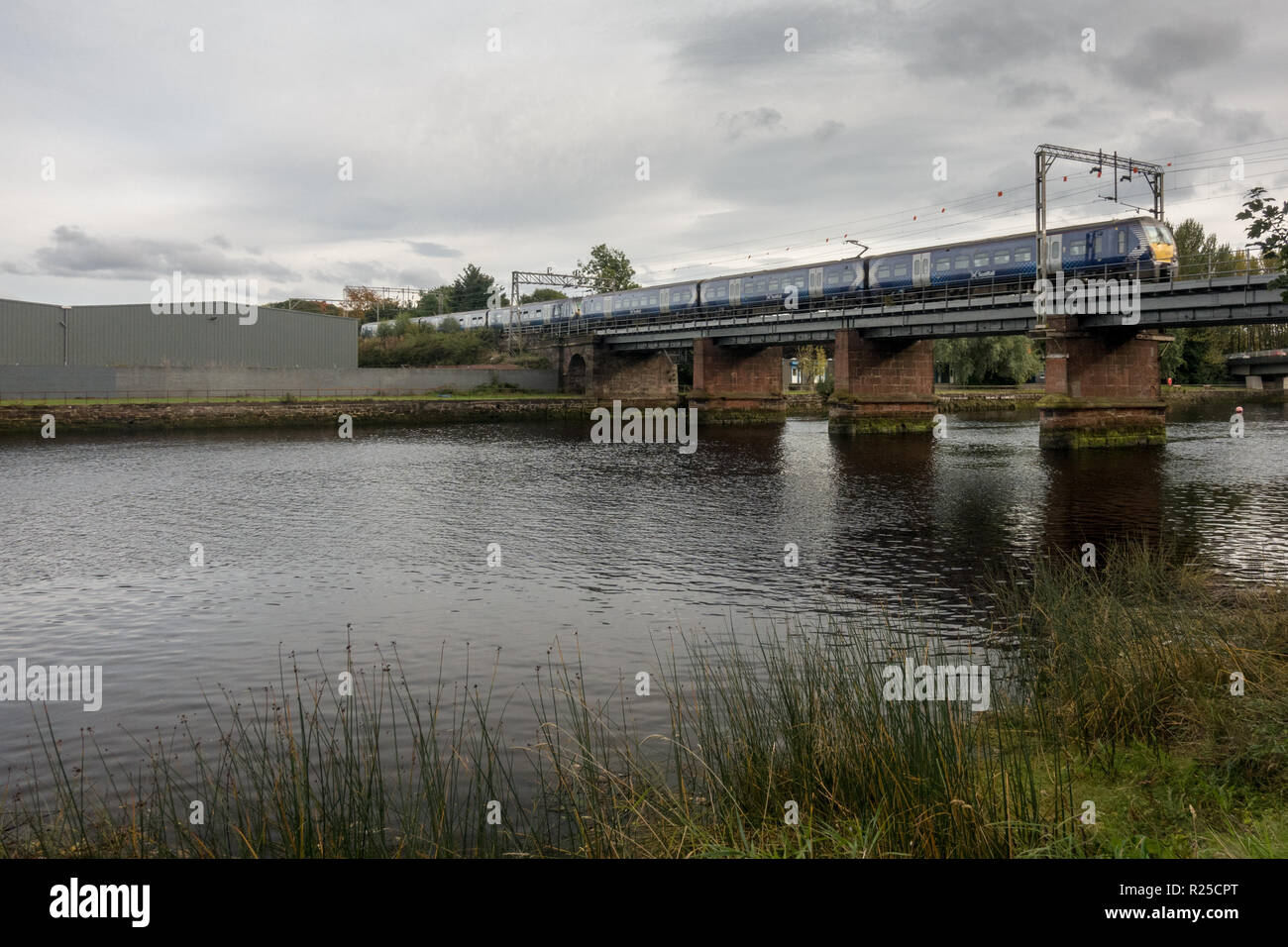 Dumbarton, Écosse, Royaume-Uni - 28 septembre 2017 : un train de voyageurs Scotrail traverse la rivière Leven à Dumbarton sur le Nord de la Clyde près de Glasgow. Banque D'Images