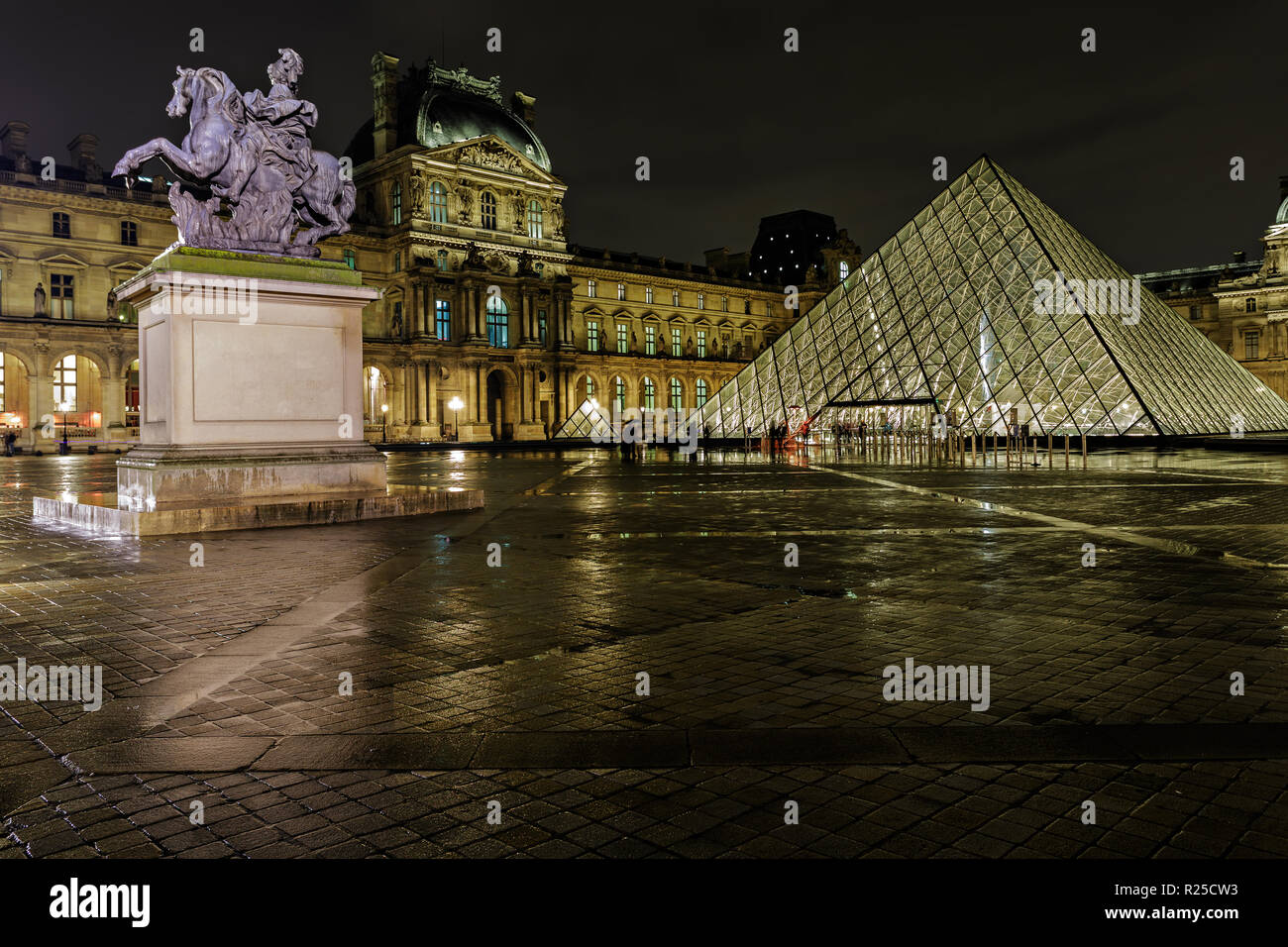 PARIS - NOV 09 : Vue sur la Pyramide du Louvre et Pavillon Richelieu dans la soirée, Nov 09, 2012, Paris, France. La pyramide est la principale entranc Banque D'Images