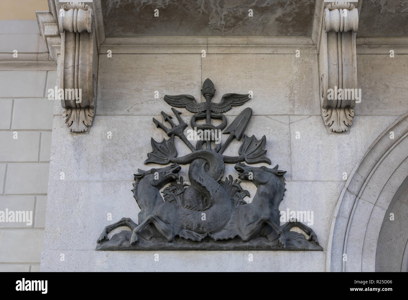 Cavalli Marini (hippocampes) statue avec des symboles de Neptune (Poseidon) et Athena - Palazzo Tergesteo, Trieste, Frioul-Vénétie Julienne, Italie Banque D'Images
