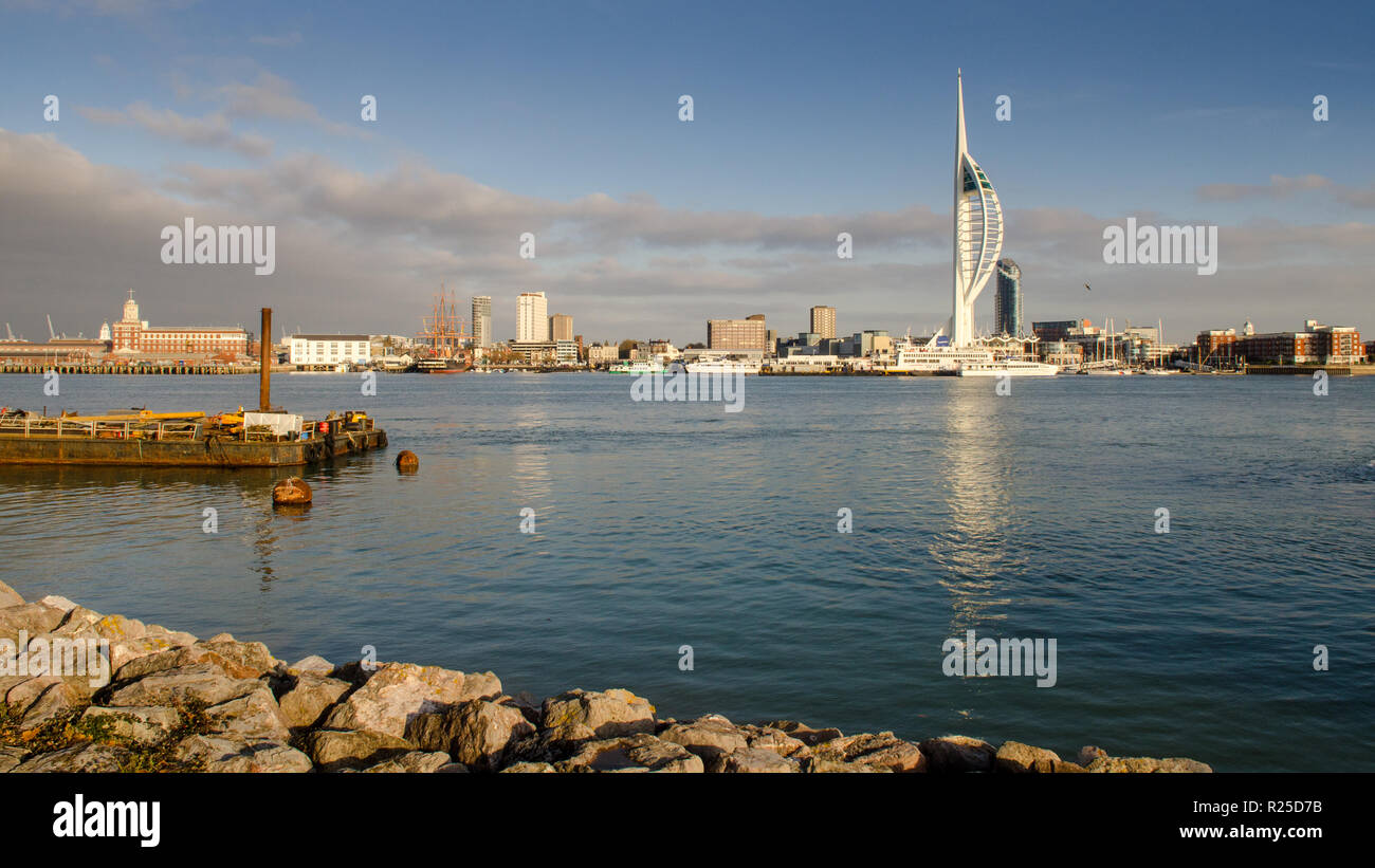 L'horizon de Portsmouth, y compris la tour d'observation, Spinnaker est allumé sur une journée d'hiver ensoleillée, comme vu à travers le port de Portsmouth à Gosport. Banque D'Images