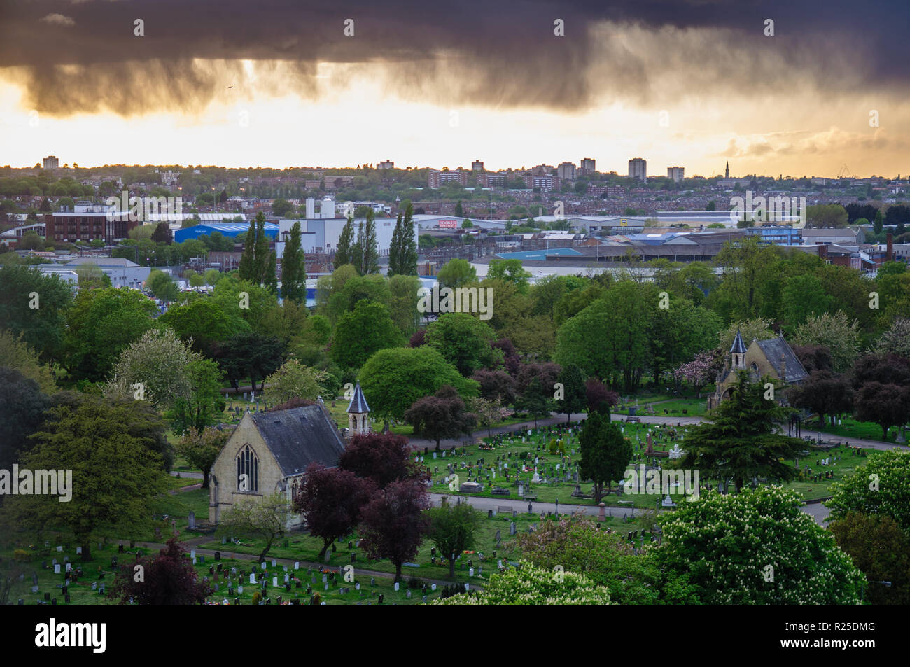 Londres, Angleterre, Royaume-Uni - 13 mai 2013 : Un orage passe sur Lambeth Cemetery à Tooting, sud-ouest de Londres, avec des zones industrielles et de l'habitation de Wim Banque D'Images