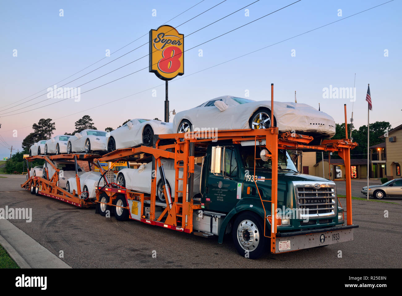 Un camion de transport avec des raies Corvette à destination de revendeurs et clients dans le Texas, Mount Pleasant, New York, USA Banque D'Images