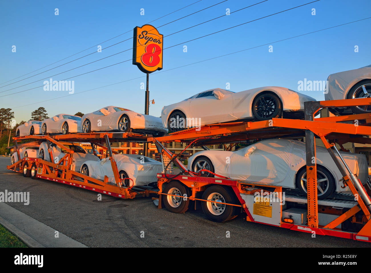 Un camion de transport avec des raies Corvette à destination de revendeurs et clients dans le Texas, Mount Pleasant, New York, USA Banque D'Images