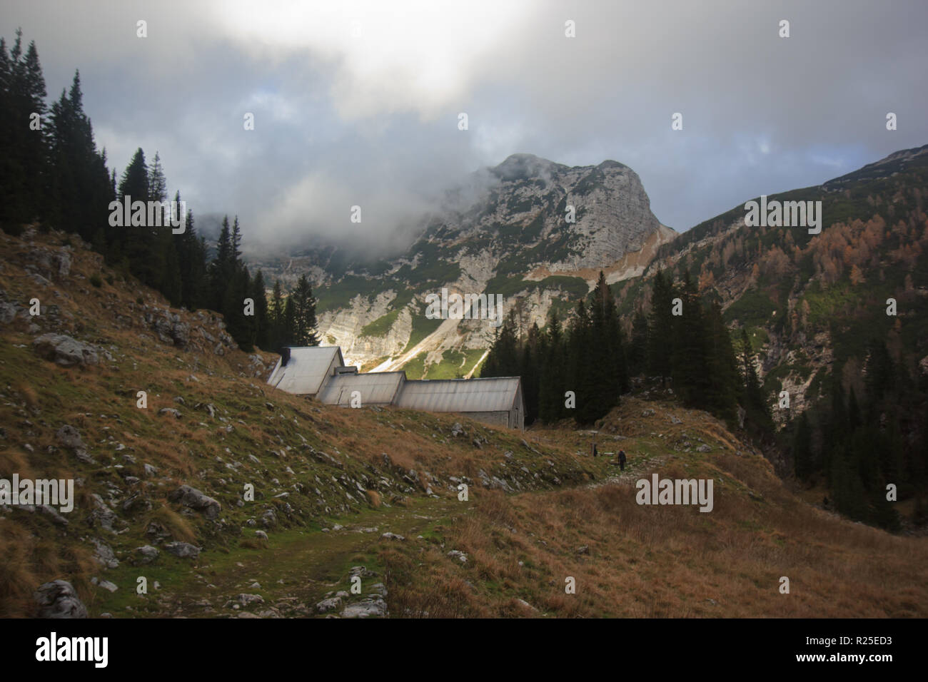 Duplje chalet de montagne et mont Velika Baba en arrière-plan, paysage des Alpes juliennes, sentier Alpe Adria, Slovénie, Europe centrale Banque D'Images
