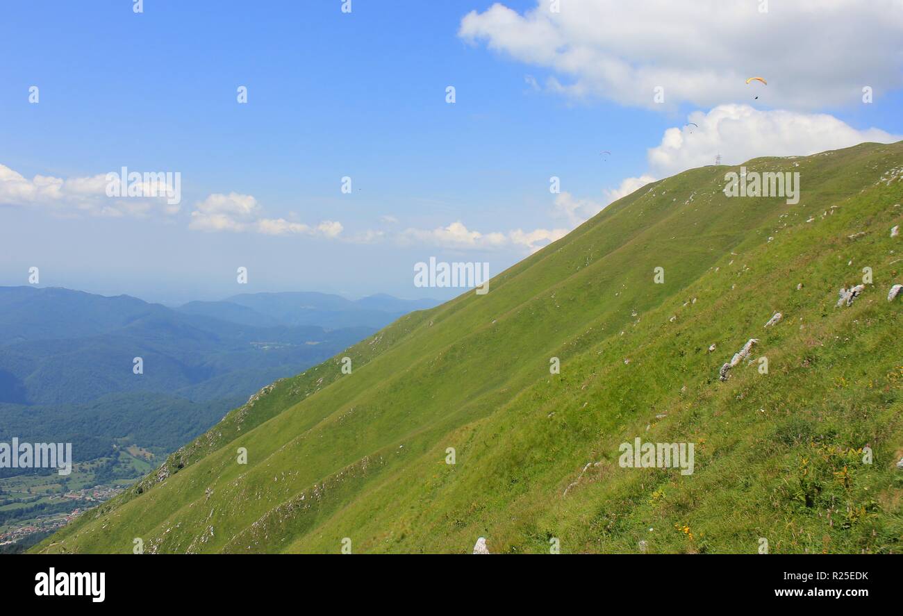 Pistes vertes de Kobariski Stol, site de parapente populaire, Alpes juliennes, à proximité de la piste Alpe Adria et de la piste de randonnée Juliana, Slovénie, Europe centrale Banque D'Images