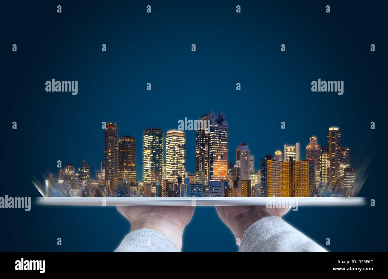 Hand holding digital tablet avec les bâtiments modernes hologramme. La technologie de construction, immobilier et concept Smart city Banque D'Images