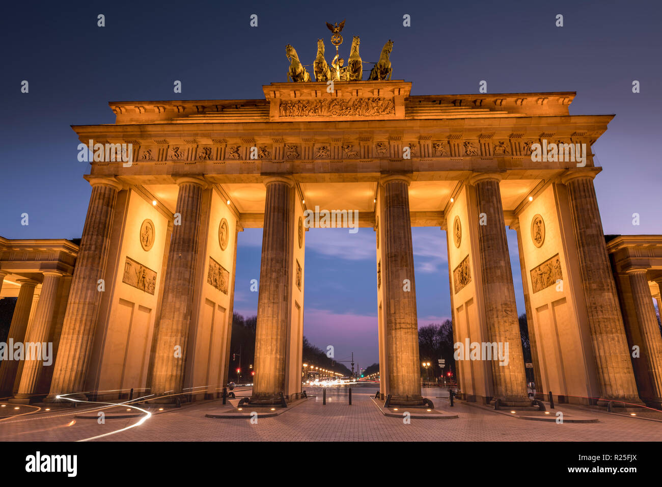 La porte de Brandebourg est un 18ème siècle classé monument historique de style néoclassique situé à l'ouest de Pariser Platz dans la partie ouest de Berlin. Banque D'Images