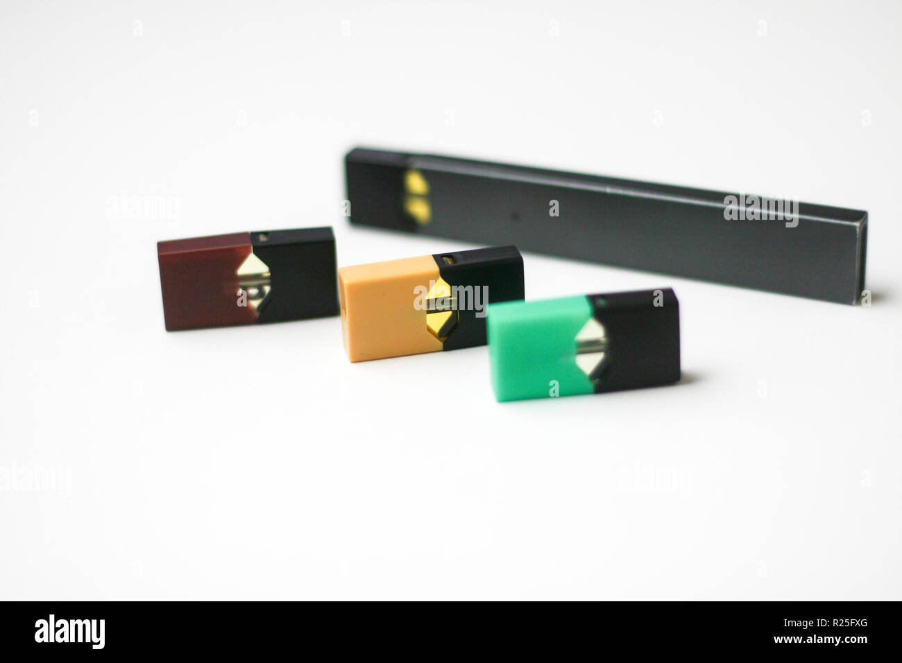 JUUL E-cigarette et la saveur Pods sur fond blanc Photo Stock