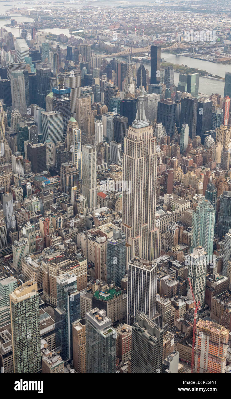 Vue aérienne d'hélicoptère l'Empire State Building et les bâtiments voisins, un gratte-ciel de style Art Déco, Manhattan, New York, USA Banque D'Images