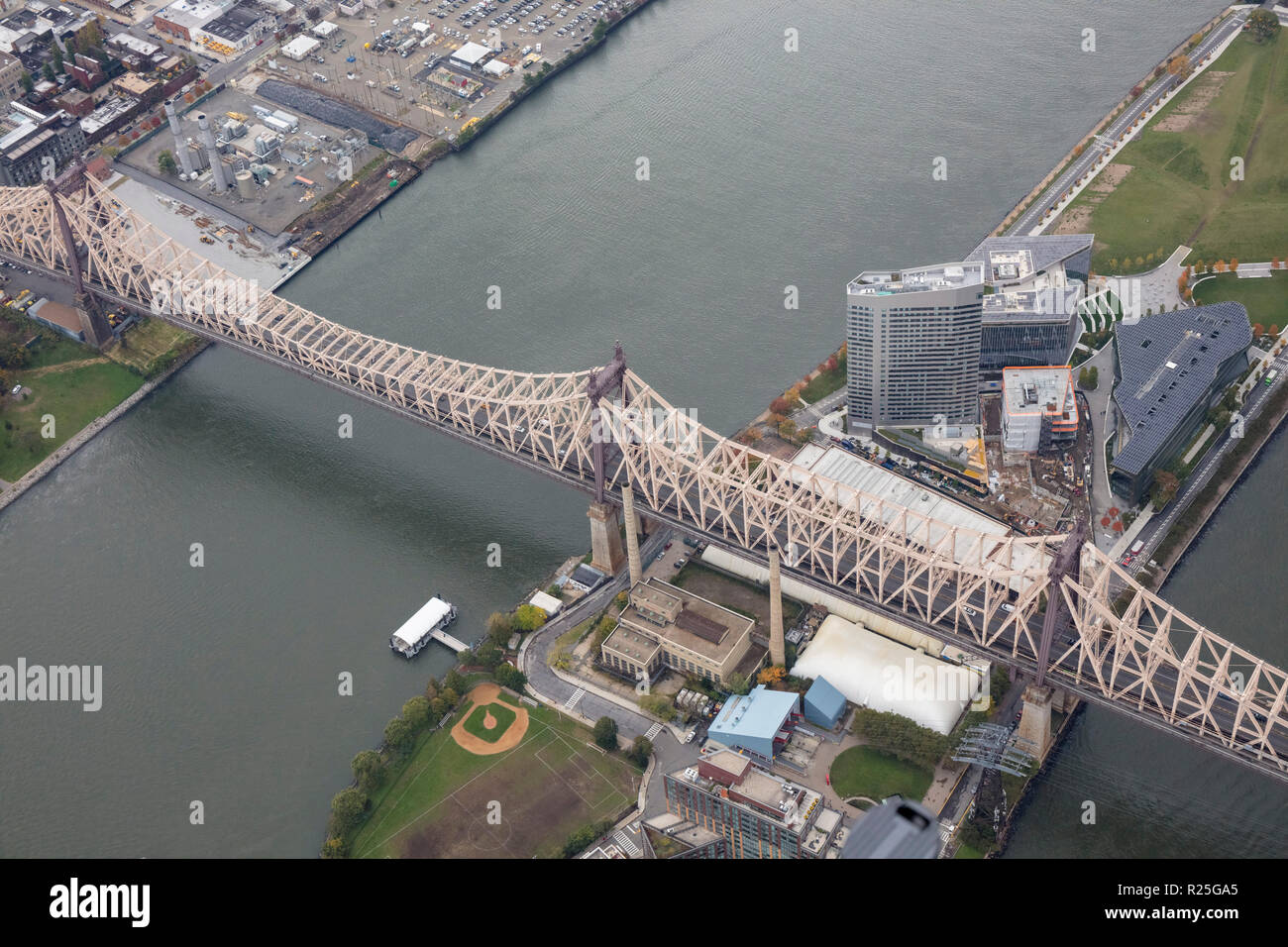Vue aérienne de l'hélicoptère Ed Koch Queensboro Bridge aussi connu sous le nom de la 59ème Street Bridge, New York, USA Banque D'Images