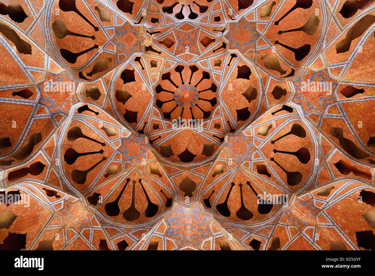 ESFAHAN, IRAN - 26 octobre 2018 : plafond à motifs contraste avec les formes des instruments de musique dans le palais de Ali Qapu, situé à Naqsh e Jahan Square Banque D'Images