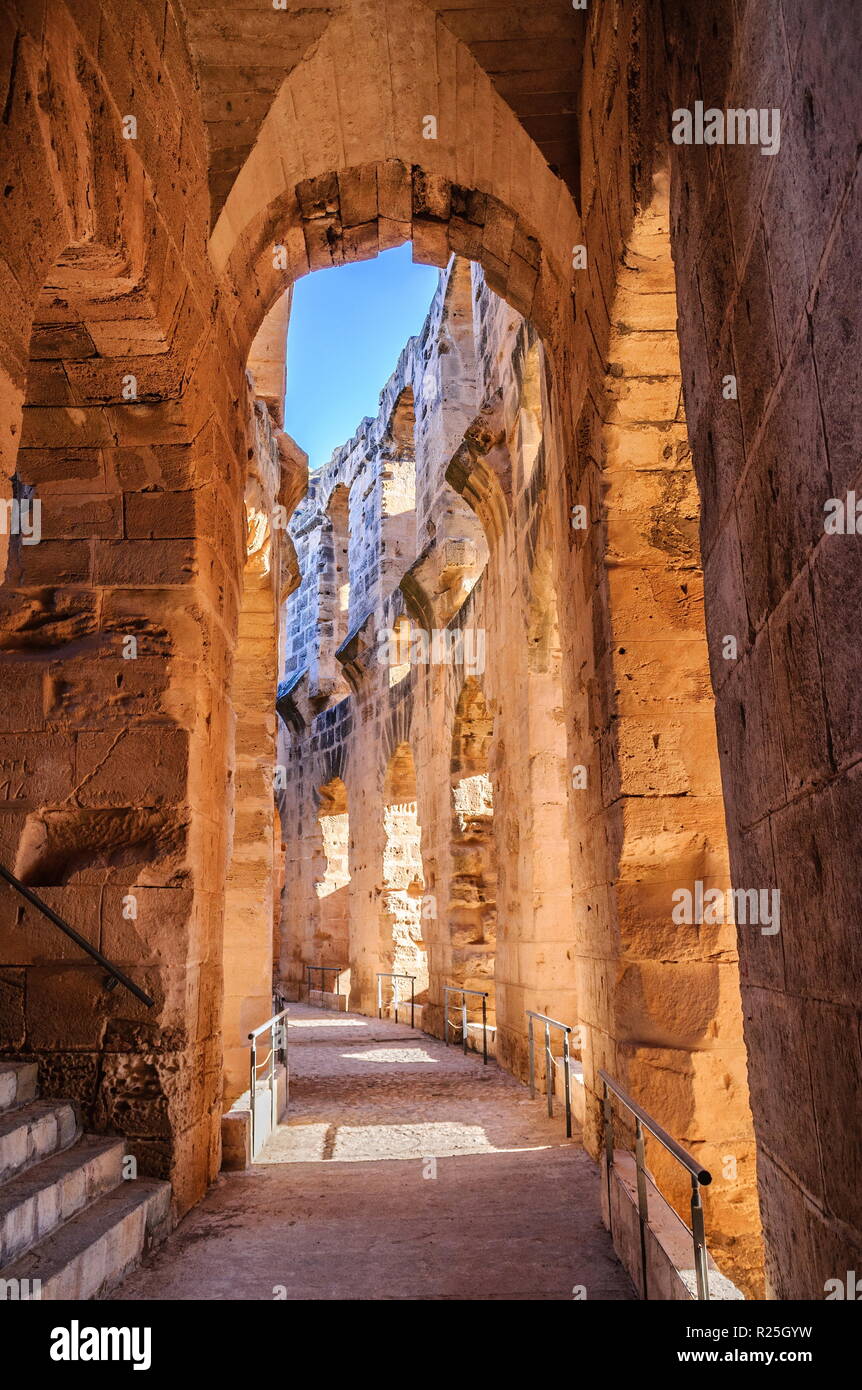 Corridor dans les ruines du plus grand colisée d'Afrique du Nord. El Jem, Tunisie, UNESCO. Banque D'Images