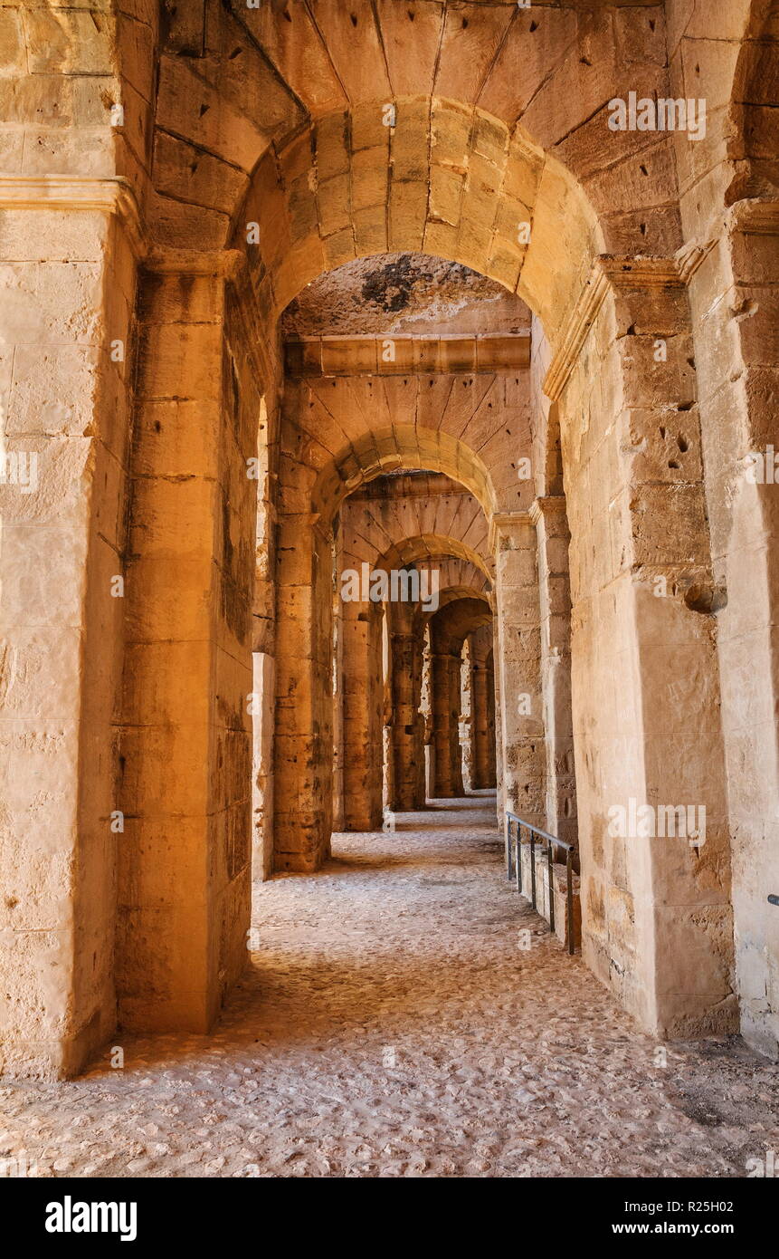 Corridor dans les ruines du plus grand colisée d'Afrique du Nord. El Jem, Tunisie, UNESCO. Banque D'Images