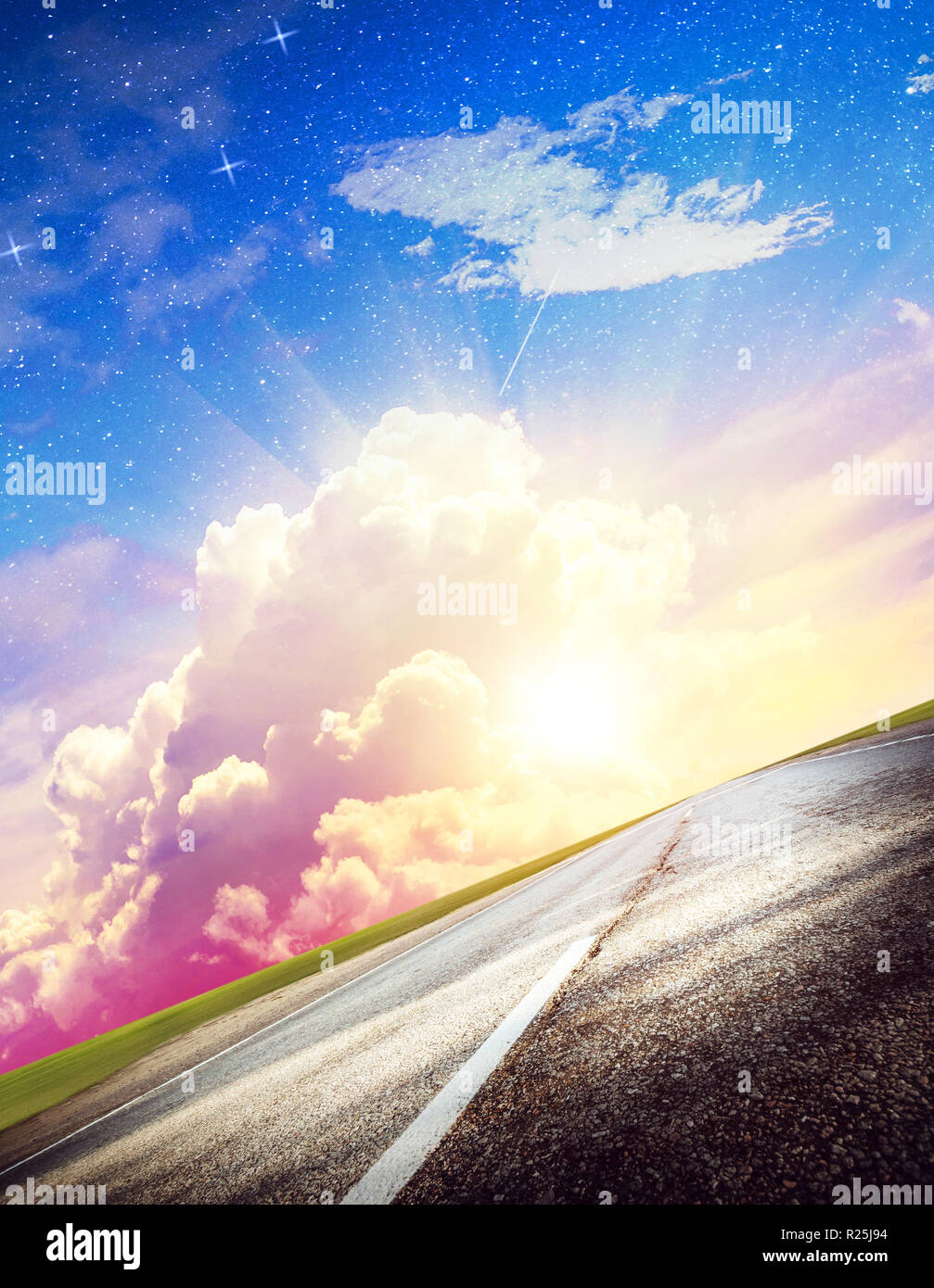 Route d'été, ciel, soleil et nuages Banque D'Images