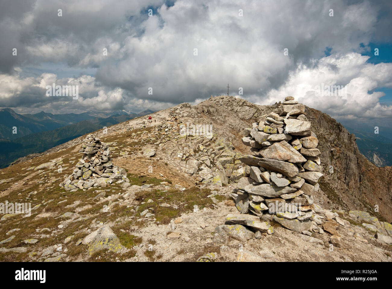 Cairns (hommes de pierre) et Tatschspitze peak (mt 2526), Val Sarentino, Bolzano, Trentin-Haut-Adige, Italie Banque D'Images