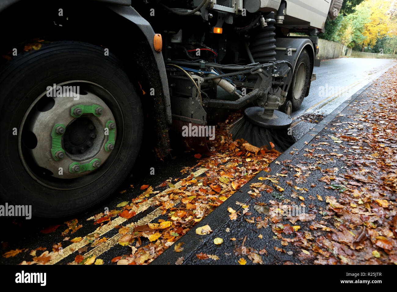 Conseil Une balayeuse nettoyage photo les feuilles le long de la route dans la région de Chichester, West Sussex, UK. Banque D'Images