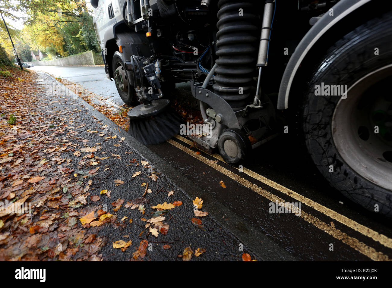 Conseil Une balayeuse nettoyage photo les feuilles le long de la route dans la région de Chichester, West Sussex, UK. Banque D'Images