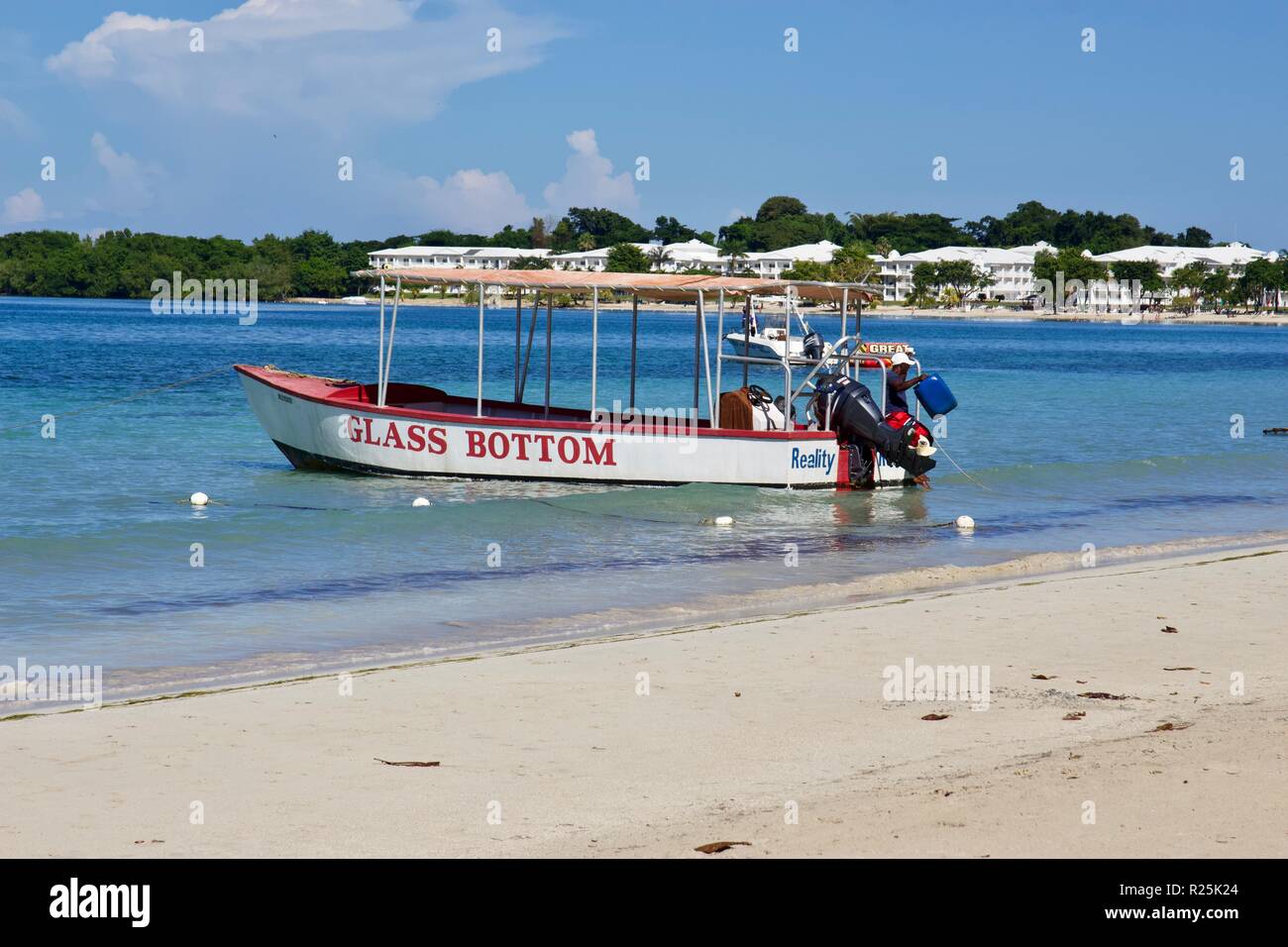 Un bateau touristique à fond de verre sur la plage Seven mile de Negril, Jamaïque Banque D'Images