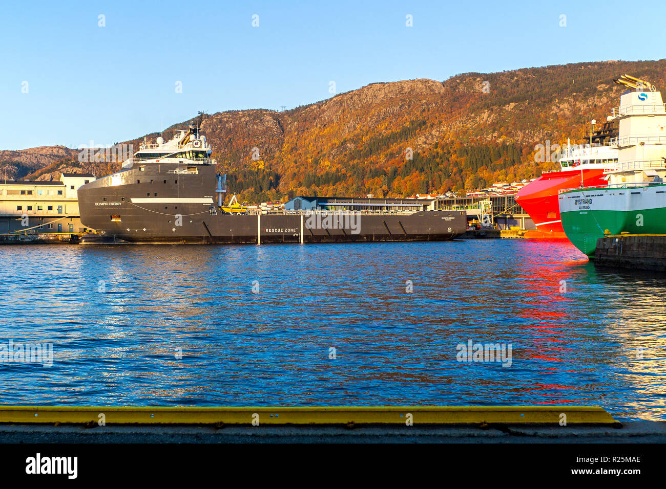 Navire de ravitaillement offshore champ polyvalent énergie olympique dans le port de Bergen, Norvège. Banque D'Images