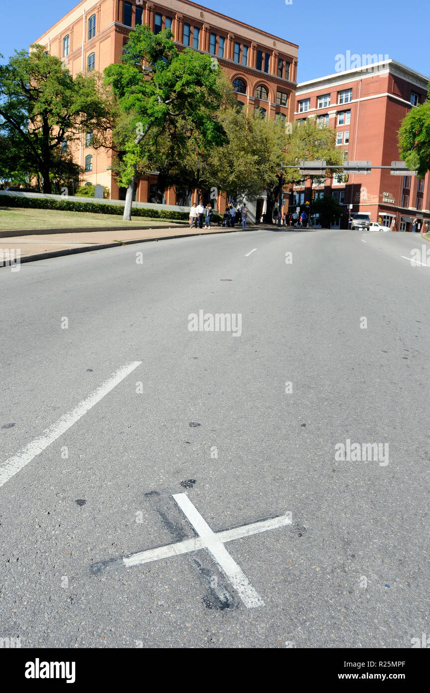 Un "X" à l'Elm Street sur Dealey Plaza marque l'endroit où John Kennedy a été touché par une balle tirée par Lee Harvey Oswald de la Texas Book Depository. Banque D'Images