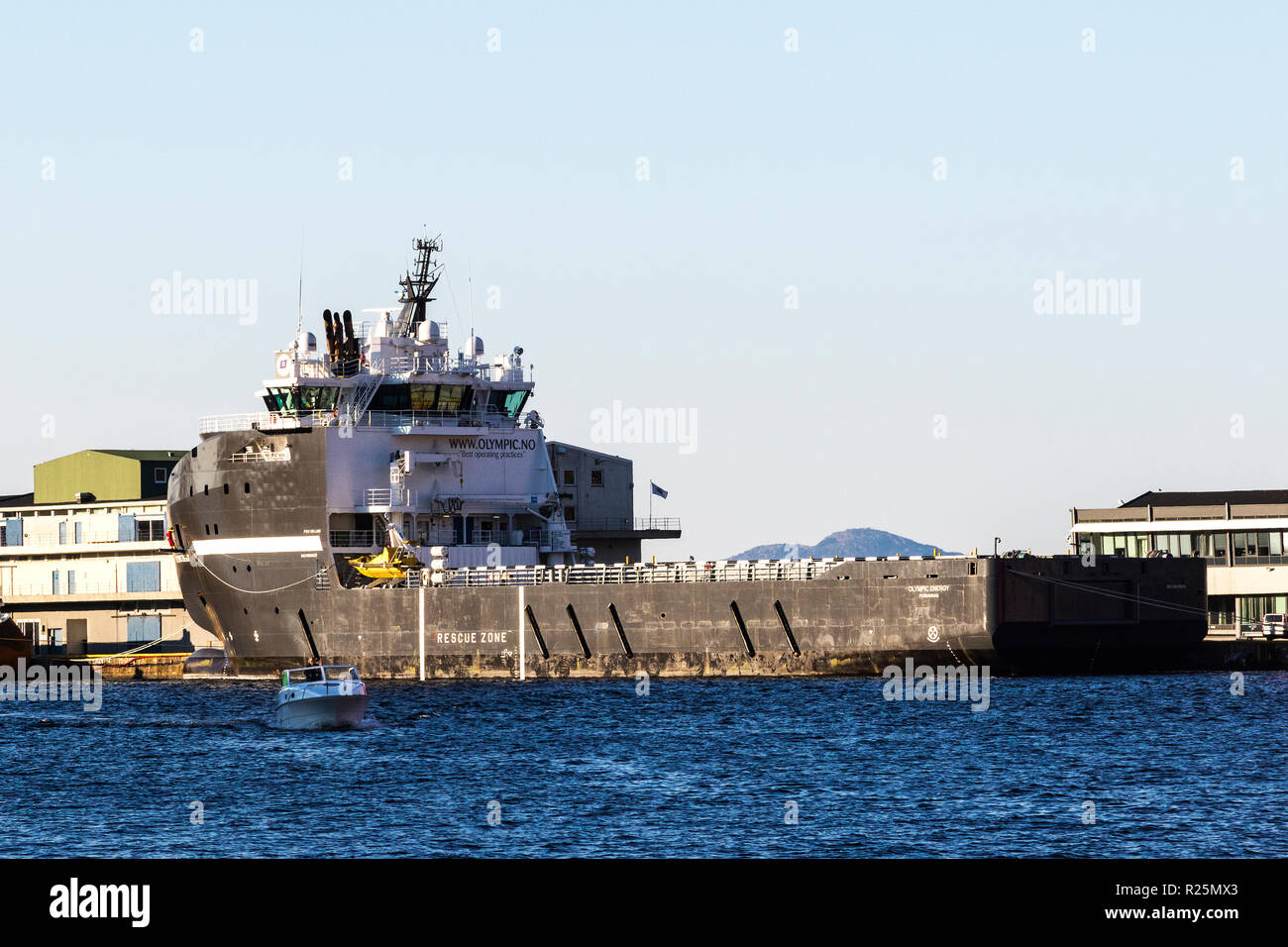 Le champ offshore de navire d'approvisionnement, l'énergie, l'Olympique accosté à Skoltegrunnskaien quay dans le port de Bergen, Norvège. Banque D'Images