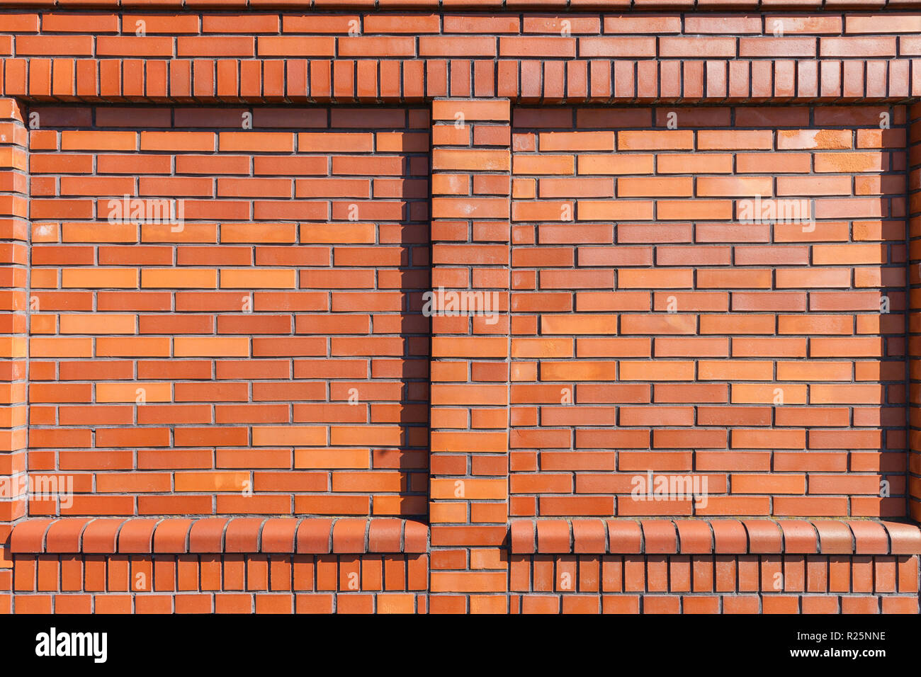 Nouveau mur de briques avec deux niches peu profondes Banque D'Images