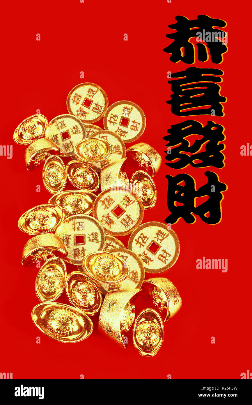 Pièces d'or et les lingots chinois sur fond rouge avec New Year Greetings - Bonne année Banque D'Images
