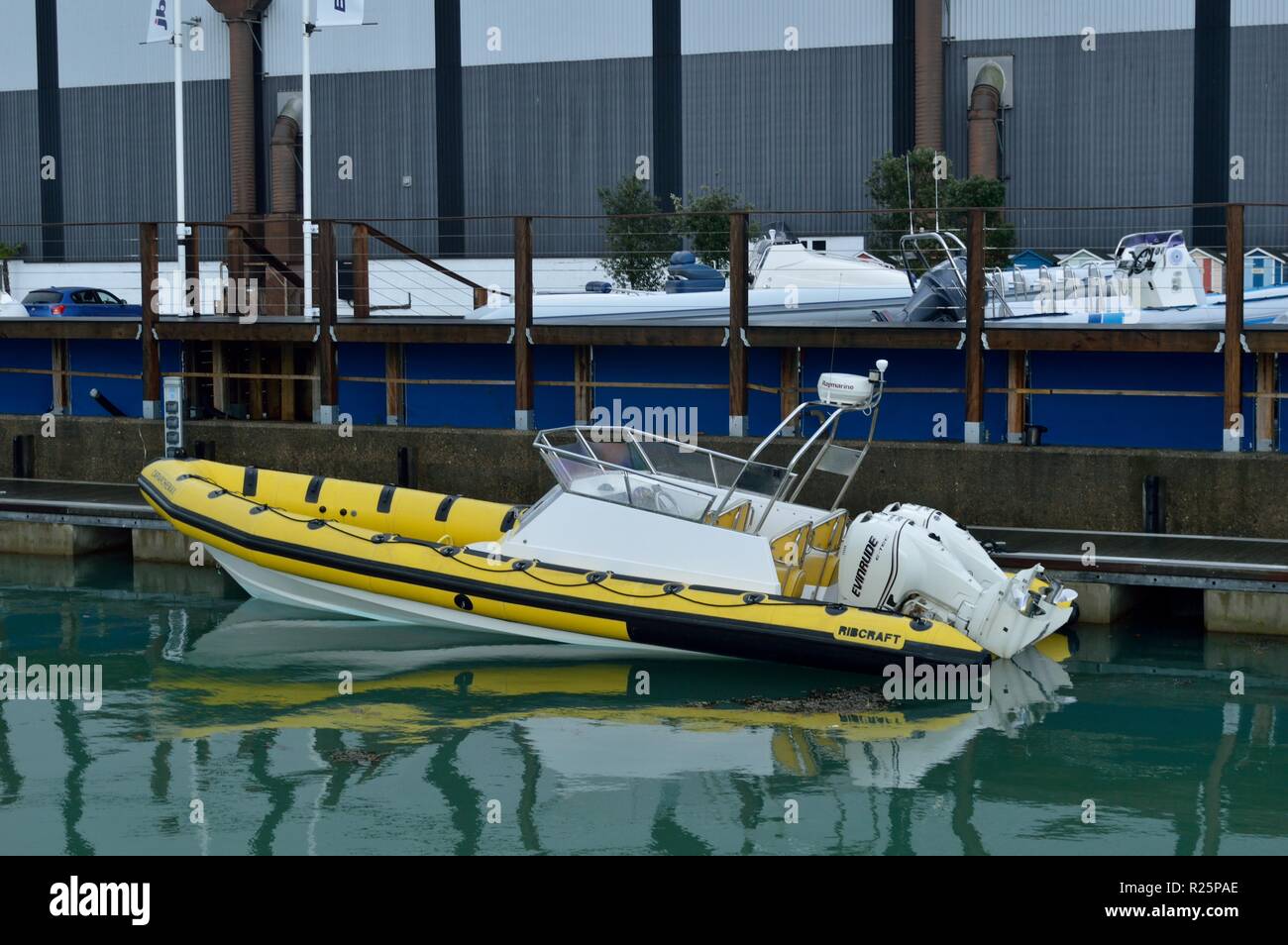 Bateau pneumatique jaune amarré à la marina, Trafalgar Wharf, Portchester, Hampshire, Royaume-Uni, 10 novembre 2018 Banque D'Images
